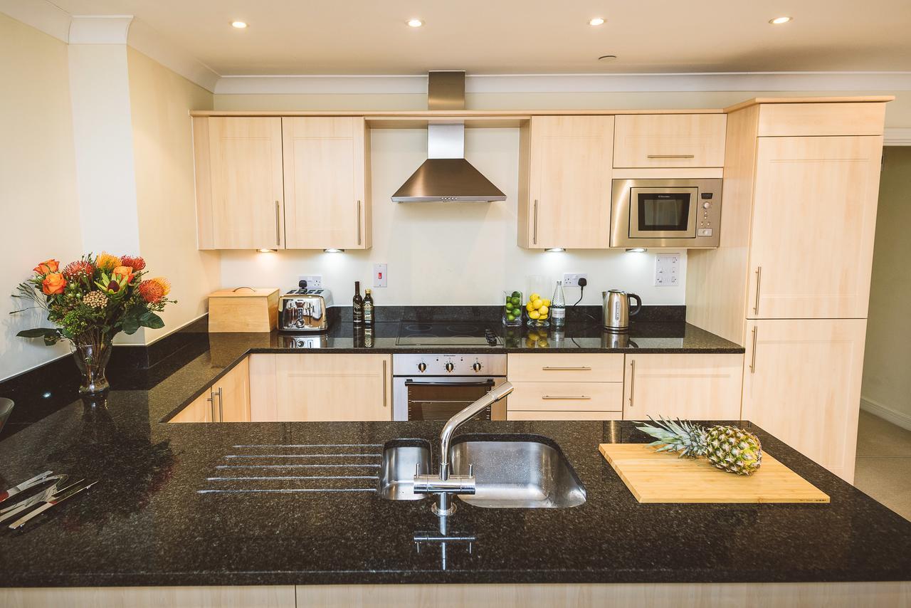 Charming Two Bedroom Apartment With Free Private Parking Leatherhead Exterior foto