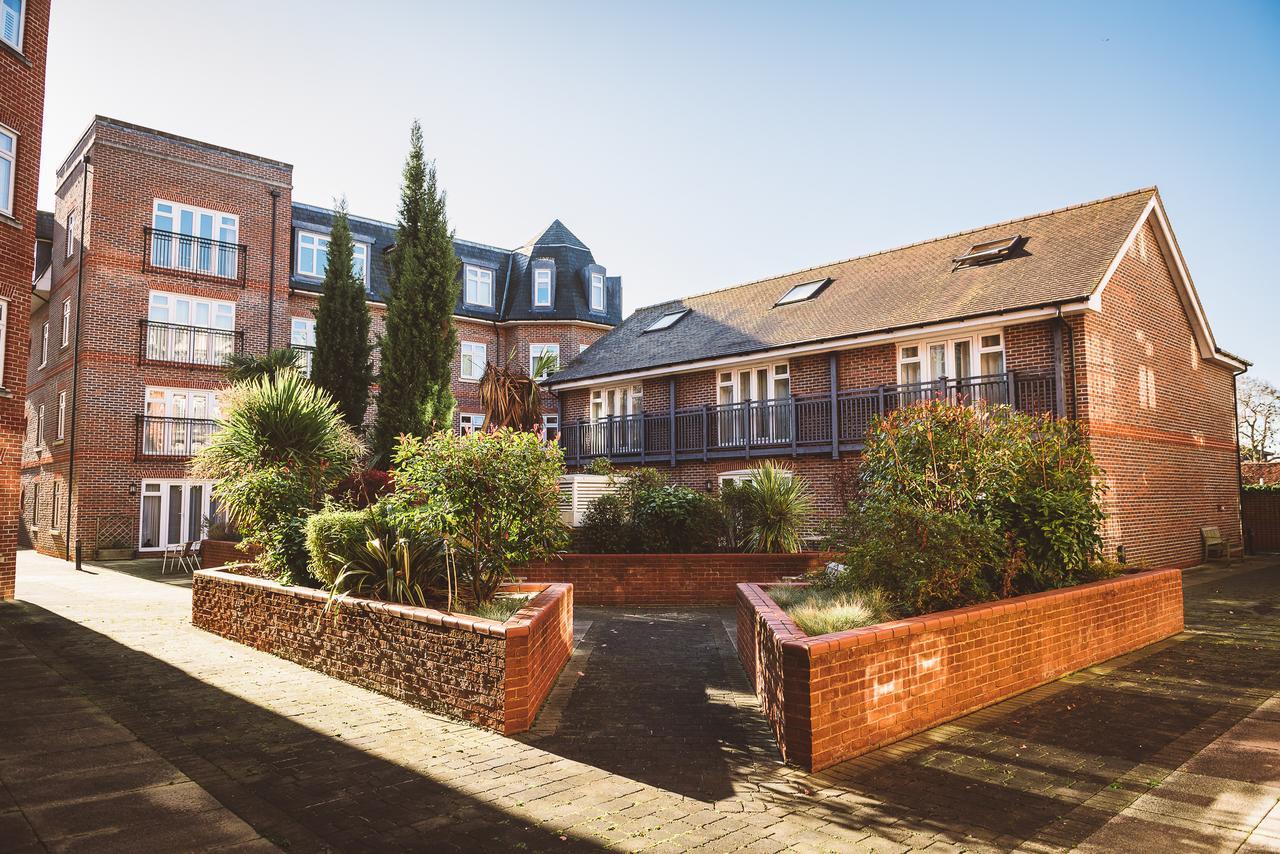 Charming Two Bedroom Apartment With Free Private Parking Leatherhead Exterior foto