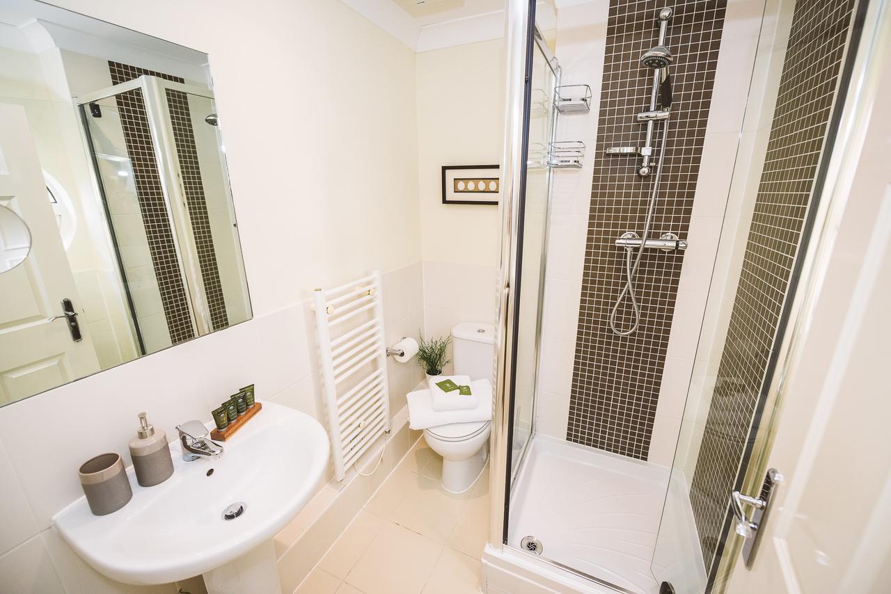Charming Two Bedroom Apartment With Free Private Parking Leatherhead Exterior foto