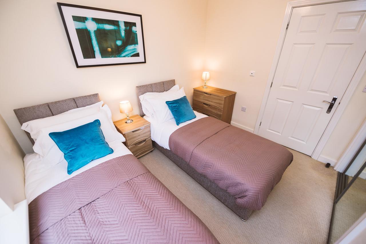 Charming Two Bedroom Apartment With Free Private Parking Leatherhead Exterior foto