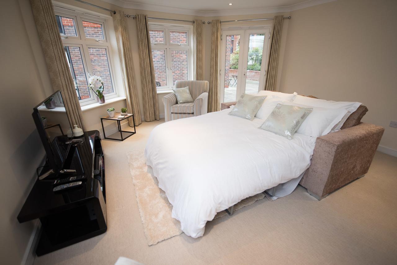 Charming Two Bedroom Apartment With Free Private Parking Leatherhead Exterior foto