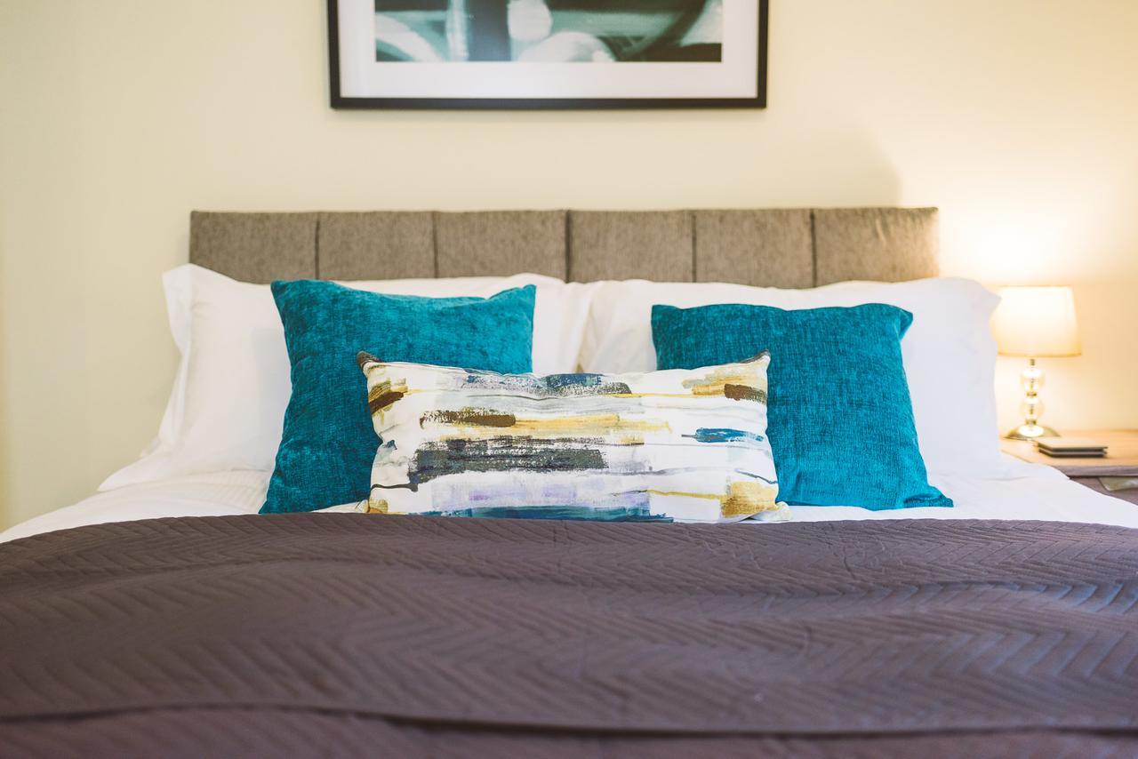 Charming Two Bedroom Apartment With Free Private Parking Leatherhead Exterior foto