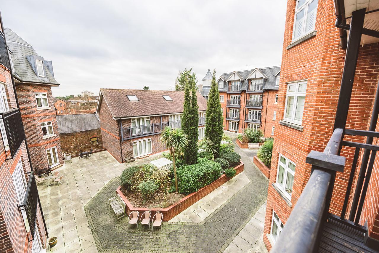 Charming Two Bedroom Apartment With Free Private Parking Leatherhead Exterior foto