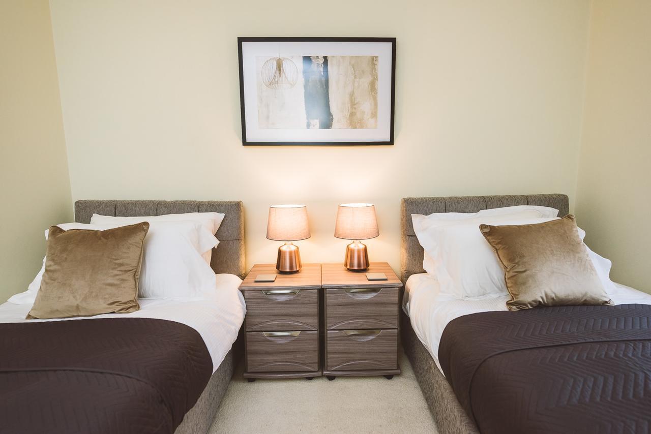 Charming Two Bedroom Apartment With Free Private Parking Leatherhead Exterior foto